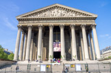 <center><center>Eglise de la Madeleine. </center></center>L'église de la Madeleine, ou plus exactement église Sainte Marie-Madeleine, dépourvue de la croix latine, évoque davantage un temple antique qu'une église. II semblerait qu'elle n'ait jamais pu se départir de la destination première que lui avait assignée Napoléon : être pour la France le temple de la Gloire. Elle a remplacé l'église de la Madeleine (XIIIe s.), du bourg de la Ville-l'Evêque, vers le 8 actuel du boulevard Malesherbes. Commencée sous Louis XV, en 1764, par Contant d'Ivry, son plan devait primitivement rappeler celui des Invalides, en forme de croix latine, et surmontée d'un dôme; les constructions, à peine sorties de terre, furent détruites, à partir de 1777, par Couture dont l'œuvre, restée inachevée pendant la Révolution, dut à son tour être transformée à partir de 1806, sur l'ordre de Napoléon l°', qui voulait en faire un « temple de la Gloire » dédié aux soldats de la Grande Armée, avant d'avoir l'idée de l'Arc de Triomphe. (Il y avait eu divers projets entre 1790 et 1805.) Pierre Vignon fut chargé de cette transformation. La Restauration rendit le monument à sa destination primitive par ordonnance royale de 1816. Huvé succéda à Vignon en 1828 et l'église fut ouverte en 1842.