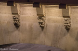 <center></center><center>Les quais. </center> Le Pont Neuf. Le long de ses corniches, sont sculptés 385 mascarons (ou masques grotesques représentant des têtes de divinités forestières ou champêtres de la mythologie gréco-romaine : satyres, Sylvains) attribués à Germain Pilon.