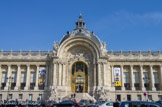<center></center><center>Petit Palais. </center>Le Petit Palais, construit à l'occasion de l'Exposition universelle de 1900 par l'architecte Charles Girault, abrite le musée des Beaux-Arts de la ville de Paris. Au-dessus de la porte d'entrée : La Ville de Paris protégeant les Arts du sculpteur Jean-Antoine Injalbert avec une femme assise tenant dans son bras gauche un navire symbolisant Paris et entourée par les Muses ;
sur la droite, un groupe avec La Seine et ses affluents de Maurice Ferrary ;
sur la gauche, le groupe Les Quatre Saisons.