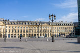 <center></center><center>La place Vendôme. </center> Cette place fut créée sur l'emplacement de l'hôtel de Vendôme qui avait été édifié pour le duc de Vendôme, fils de Henri IV et de Gabrielle D'estrée, et démolie en 1687. Boffrand et Jules Hardouin-Mansart élevèrent les premières façades sur trois côtés. Alors qu'à l'origine il avait été prévu que la place serait officielle et administrative, elle fut habitée par les gens de finances et par ceux qui possédaient le pouvoir et la fortune et qui avaient été mêlés à cette énorme opération de spéculation. Aussi retrouve-t-on le nom de Law en plusieurs endroits.