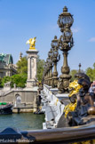 <center></center><center>Pont Alexandre III. </center> Le pont est illuminé par 32 candélabres en bronze qui ont été réalisés par l'établissement Lacarrière, également connu pour la réalisation du lustre monumental de l'Opéra Garnier.