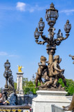 <center></center><center>Pont Alexandre III. </center> Les Amours soutenant les quatre lampadaires, d'Henri Désiré Gauquié.