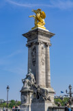 <center></center><center>Pont Alexandre III. </center> Rive droite, aval : La Renommée des sciences, par Emmanuel Frémiet. A la base, La France moderne (Gustave Michel). Les groupes de lions conduits par des enfants aux entrées du pont ont pour auteurs : rive droite, Georges Gardet ; rive gauche, Jules Dalou.