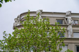 <center>Promenade Plantée. </center> Ce curieux immeuble, couronné de nombreuses statues géantes, date des années 1930. Il fut converti en commissariat dans le début des années 1990. Ces sculptures sont des copies de Captif, célèbre esclave mourant de Michel-Ange, marbre exécuté entre 1513 et 1515.