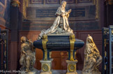 <center>Saint Eustache</center> La chapelle familiale des Colbert contient un monument incomplet. Tel que l'avait conçu son créateur, le peintre Lebrun, il comportait entre autres une arcade d'où descendait un ange tenant la Bible ouverte : ainsi Colbert priait-il l'Écriture. Son effigie est l'œuvre de Coysevox, auteur du Louis XIV du chœur de Notre-Dame. Les deux figures allégoriques qui entourent le ministre du Roi Soleil représentent, à gauche, la Fidélité (aux Lys et à Rome), œuvre du même sculpteur, et à droite, la Foi, dite parfois de l'Abondance, associant la flamme de la Pentecôte et la richesse, œuvre de son confrère Tuby. Tout le monument est en mouvement : la fameuse torsion baroque, à la fois manifestée et cachée par les draperies, anime les trois figures.