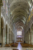 <center> Basilique Saint Denis. </center>La nef de la basilique reconstruite au XIIIe siècle. Elle  mesure 108 mètres de long, 39 mètres de largeur et 29 mètres de haut. Afin de donner une impression de hauteur plus forte, les maîtres d'œuvre ont notamment utilisé des piliers formés par plusieurs colonnettes engagées, chacune correspondant aux nervures des différents arcs des arcs des voûtes.