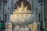 <center>Monument de cœur de François Ier. </center>Bas-reliefs de l'urne : quatre reliefs représentant l'Architecture, la Topométrie,