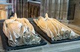 <center>Henri II et Catherine de Médicis.</center>Ces gisants reproduisent les effigies funéraires en cire et en bois présentées sur des lits de parade à la mort des souverains. Provenance : rotonde des Valois. Commande de Catherine de Médicis en 1583, par Germain Pilon, marbre.