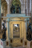 <center>Henri II et Catherine de Médicis
</center>Henri II, 1519 - 1559, roi de France de 1547 à 1559.
Catherine de Médicis, 1519 - 1589, reine de France, épouse d'Henri II en 1533. 
Tombeau par le Primatice et Germain Pilon. 1573 marbres et bronze. Ce tombeau se trouvait jusqu'en 1719 au centre de la rotonde des Valois, détruite à cette date.