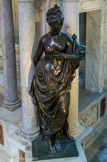 <center>Henri II et Catherine de Médicis
</center>Aux quatre angles les vertus cardinales (force, justice, prudence et tempérance).