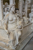 <center>Louis XII et Anne de Bretagne
</center>Sur le pourtour douze apôtres et les vertus cardinales (prudence, justice, force, tempérance). La Justice (l’épée a disparu),
