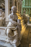 <center>Louis XII et Anne de Bretagne
</center>Sur le pourtour douze apôtres et les vertus cardinales (prudence, justice, force, tempérance). La Force tenant une colonne entre ses bras.