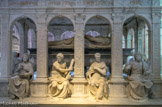 <center>Louis XII et Anne de Bretagne
</center>Sur le pourtour douze apôtres et les vertus cardinales (prudence, justice, force, tempérance).