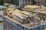 <center>Philippe de France</center> Philippe de France, mort en 1235, fils de Louis VIII et de Blanche de Castille, frère cadet de Saint Louis. Soubassement : copie. Provenance : abbaye de Royaumont. A Saint-Denis en 1817. Première moitié du XIIIe s. Pierre et pâte de verre.