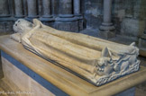 <center>Clémence de Hongrie</center>Clémence de Hongrie, 1293 - 1328, fille de Chartes Ier, roi de Hongrie, seconde épouse de Louis X le Hutin. Provenance : Paris, église des Jacobins. A Saint-Denis en 1816. Premier tiers du XIVe s, marbre.