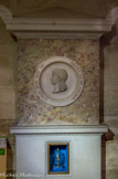 <center> La crypte. </center>Louis XVII. 17851 1795. Louis Charles de France, second fils de Louis XVI et de Marie-Antoinette, reconnu roi de France en 1793. Cœur déposé en 1975 à Saint-Denis, puis, après authentification, installation dans la chapelle des Bourbons le 8 juin 2004. Urne de cœur, cristal.