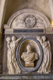 <center> La crypte. </center>Henri IV. 1553-1610. Roi de France et de Navarre de 1589 à 1610. Tombeau composite. Buste : moulage en pierre d’après un marbre de B. Tremblay. Vertus : moulage en résine (1992) d’après le tombeau de Christophe de Thou. 1840. Allégories de la Prudence et de la Justice.