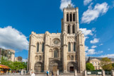 <center> Basilique Saint Denis. </center>Le premier édifice s’élève sur la sépulture de saint Denis, un évêque missionnaire qui meurt sous le joug de l'autorité romaine dans la seconde partie du IIIe siècle. La façade (1135-1140) et le chevet (1140-1144) œuvre de l'abbé Suger, constituent un véritable hymne à la lumière, un manifeste du nouvel art gothique naissant tandis que  les autres parties de l'église actuelle édifiées au temps de Saint Louis de 1230 à 1280, témoignage de l'apogée de l'art gothique, dit rayonnant, dont le transept, d’une ampleur exceptionnelle, a permis d'accueillir les tombeaux royaux. Quarante-deux rois, trente-deux reines, soixante-trois princes et princesses, dix grands du royaume y reposèrent. Avec plus de soixante-dix gisants et tombeaux monumentaux, la nécropole royale de la basilique s’impose aujourd’hui comme le plus important ensemble de sculpture funéraire du XIIe au XVIe siècle en Europe..
