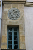 <center>Ile St Louis</center> Bas-relief représentant Hercule terrassant Nessus, ce qui donna comme nom à cet édifice : « la maison du Centaure »..