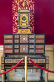 <center></center><center>Maisons Laffite.</center> La chambre du Roi. Meuble composite du XVIIIème siècle, surmonté d'une horloge. Bois d'ébène et de palissandre à décor d'arabesques en marqueterie de cuivre, de laiton sur champ d'écaille. Ce cabinet, aux armes des Créqui, ancienne famille noble, est de l'ébéniste anversois Hendrick Van Soest.