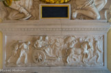<center></center><center>Maisons Laffite.</center> Appartement de René de Longueil ou « appartement des Captifs ». La partie centrale, un bas-relief, représente le triomphe de Louis XIII sur un char suivi de captifs enchaînés.