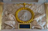 <center></center><center>Maisons Laffite.</center> Appartement de René de Longueil ou « appartement des Captifs ».  La cheminée représente Louis XIII (sur un médaillon au centre de la partie supérieure) entouré de captifs (sculpture de Gilles Guérin), d'où le nom donné à l'appartement. Ces deux prisonniers symbolisent les deux victoires qu'a remportées le roi pendant la Guerre de Trente Ans.