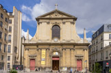 <center></center><center>Notre-Dame-des-Victoires. </center>À la Révolution, l'église, privée de ses religieux, devient le siège de la Loterie nationale puis Bourse des valeurs sous le Directoire. Elle est rendue au culte en 1802. En décembre 1836, le curé de Notre-Dame des Victoires, l'abbé Desgenettes, consacre sa paroisse au Cœur immaculé de Marie. Le sanctuaire abrite depuis lors une association de prière mariale, l'archiconfrérie du très saint et immaculé Cœur de Marie. En 1927, l'église est élevée au rang de basilique mineure par le pape Pie XI. La façade sud, réalisée par Sylvain Cartaud architecte du duc de Berry, se présente sous la forme d'un portail à deux ordres superposés, l'ionique en bas, le corinthien au-dessus.