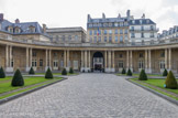 <center></center><center>Hôtel de Soubise. Archives Nationales.</center>La cour d'honneur est entourée d'un péristyle de 56 colonnes couplées, terminées pars des chapiteaux composites. Le sommet de ce péristyle est aménagé en terrasse bordée d'une balustrade.
