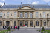 <center></center><center>Hôtel de Soubise. Archives Nationales.</center>L'hôtel de Soubise est établi à l'emplacement de la demeure d'Olivier de Clisson, construite en 1371 à l'extérieur de l'enceinte de Philippe-Auguste. Au cours du XVIe siècle, les nouveaux propriétaires sont les Guise La famille de Guise y implante le quartier général de la Ligue catholique et y aurait organisé la nuit de la Saint-Barthélémy, en 1572. En 1700, François de Rohan, prince de Soubise, achète l'hôtel et demande au jeune architecte Pierre-Alexis Delamair de le remettre au goût du jour. Plus tard, Germain Boffrand reprend l'œuvre de Delamair, ce dernier étant tombé en disgrâce auprès du prince, et réalise la riche décoration des grands appartements de l'hôtel. La façade se compose d'un rez-de-chaussée, où des colonnes accouplées se répètent entre les fenêtres, et d'un unique étage : au centre, deux ordres superposés sont couronnés d'un fronton triangulaire. Au-dessus, deux figures couchées représentent la Prudence et la Sagesse, tandis que quatre groupes d'enfants, symbolisant les Génies des arts, surmontent la balustrade, à la base du toit à la française.