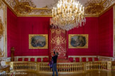 <center></center><center>Hôtel de Soubise. Archives Nationales.</center>Chambre de parade de la princesse. L'alcove. A gauche, le régulateur de Julien Le Roy dans sa boîte en bois de rose qui provient de l'Académie Française. De chaque côté du lit deux tableaux restés introuvables ont été remplacés par deux pastorales de Boucher provenant de l'appartement du prince : Le pasteur complaisant (ou La Cage) à gauche et Le Pasteur galant (ou La Guirlande) à droite.