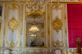 <center></center><center>Hôtel de Soubise. Archives Nationales.</center>Chambre de parade de la princesse. De chaque côté des glaces, autrefois en trois parties, se dresse un grand panneau sculpté encadré de deux petites parcloses, le tout disposé au-dessus d'un bas-lambris de menuiserie également sculpté, peint en blanc et doré. Les parcloses sont ornées de génies symbolisant les sciences, les lettres et les arts. Au centre des quatre grands panneaux, les médaillons sculptés et dorés évoquent les épisodes de la vie amoureuse et agitée de Jupiter (Callisto, Sémélé, Europe et Io).