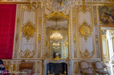 <center></center><center>Hôtel de Soubise. Archives Nationales.</center>Chambre de parade de la princesse. Les fauteuils et les chaises, dépôts du Mobilier national, réalisés au siècle dernier, seraient inspirés d'un modèle dessiné pour Madame de Pompadour. Sur la cheminée, la pendule à deux figures de l'appartement de Louis XVI à Fontainebleau.
