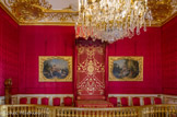 <center></center><center>Hôtel de Soubise. Archives Nationales.</center>Chambre de parade de la princesse. L'alcove. Grâce aux dessins de Boffrand et à des inventaires, nous savons comment la pièce était meublée. Les parois de l'alcôve, le lit, les six chaises et les seize fauteuils en bois sculpté et doré étaient tendus de soieries damassées et cramoisies enrichies de broderies et passementeries d'or fin. Le lit actuel, refait à notre époque, s'inspire de la gravure de Boffrand.