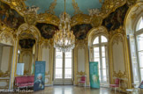 <center></center><center>Hôtel de Soubise. Archives Nationales.</center>Salon ovale. Le salon occupe le premier étage du pavillon ajouté par Germain Boffrand en 1735, au-dessus de celui du prince dont il se distingue par un décor plus fastueux et plus chargé mais d'inspiration moins didactique. Les parois sont rythmées par l'alternance de panneaux vides (fenêtres et glaces) et de panneaux pleins (boiseries ou portes), sculptés et dorés sans représentation anecdotique. C'est au niveau des écoinçons des arcades et au pourtour de la calotte que Charles Natoire a illustré les mésaventures de l'infortunée Psyché.