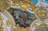 <center></center><center>Hôtel de Soubise. Archives Nationales.</center>Salon ovale. Psyché recueillie par Zéphyr. La plus jeune fille d'un roi, Psyché, est si belle que les habitants du pays la préfèrent à Vénus. Jalouse, la déesse décide de se venger. Elle charge son fils, Cupidon, divinité de l'Amour, de rendre Psyché amoureuse de l'être le plus monstrueux qui soit. Mais l'Amour tombe amoureux... de Psyché et désobéit à sa mère. Il obtient d'Apollon l'envoi d'un oracle au père de Psyché. Sur la foi de cet oracle, celle-ci est condamnée à être abandonnée sur un rocher isolé où elle doit attendre le monstre, en robe de mariée. Cupidon demande à Zéphyr de recueillir la jeune femme