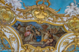 <center></center><center>Hôtel de Soubise. Archives Nationales.</center>Salon ovale. Les nymphes offrent des fleurs à Psyché sur le seuil du palais de l'Amour.Zéphyr l'emporte dans un palais merveilleux où l'accueillent les nymphes qui vont au devant de ses moindres désirs. La nuit venue, elle est rejointe dans son sommeil par celui que l'oracle décrit comme un monstre mais qui n'est autre que Cupidon en personne qui a fait jurer à son amante de ne pas chercher à le voir.