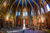 <center></center><center>La Sainte-Chapelle.  </center>A l'intérieur de la chapelle basse (haut de 6,60 m), 14 colonnes monostyles et clefs de voûte. Le chœur est formé d'un rond-point à sept pans. Les deux colonnes noires qui percent le chœur étaient en fait destinées à soutenir la lourde châsse de l'étage supérieur. Dallage entièrement composé de pierres tombales, parmi lesquelles on voit encore celle de Jacques Boileau.