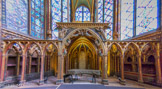 <center></center><center>La Sainte-Chapelle.  </center> Au milieu d'une jolie arcature à jour qui traverse l'abside dans toute sa largeur, s'élève un baldaquin ogival, en bois, sous lequel étaient exposées les reliques (celles qui restent sont presque toutes, aujourd'hui, à Notre-Dame).