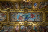 <center></center><center>Le grand foyer. </center> Un plafond à voussures, peint par Paul Baudry figure les grandes étapes de l'histoire de la Musique, de la Comédie et de la Tragédie et décline plusieurs aspects de leur thématique propre.