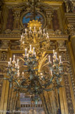 <center></center><center>Le grand foyer. </center> Dix lustres, fondus par Lecoq, complètent le décor de cette galerie d'apparat.