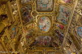 <center></center><center>Le grand foyer. </center> La  partie centrale est limitée par deux arcs ornés de deux grandes têtes modelées par Chabaud : Mercure ici) et Amphitrite, en qui on a cru reconnaître les traits de Charles Garnier et de sa femme.
