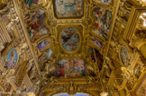 <center></center><center>Le grand foyer. </center> La partie centrale est limitée par deux arcs ornés de deux grandes têtes modelées par Chabaud : Mercure et Amphitrite (ici), en qui on a cru reconnaître les traits de Charles Garnier et de sa femme.