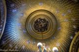 <center></center><center>L'opéra Garnier. </center>Le « salon du Soleil », côté cour. Sur les voûtes dominent les tons chauds de l'or, au milieu d'un décor de salamandres.