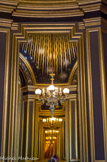 <center></center><center>L'opéra Garnier. </center>Le « salon du Soleil », côté cour. Des miroirs étamés à dominante chaude, recouvrent ses parois et se reflètent à l'infini pour former des « chemins de lumière ».