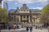 <center></center><center>Palais de Justice. </center>La façade qui domine la Cour du Mai, de toute l'entrée principale du Palais, fut reconstruite entre 1783 et 1786 en style néo-classique avec colonnade.
