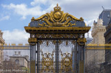 <center></center><center>Palais de Justice. </center>La grille monumentale en fer forgé, très ouvragée avec des dorures, qui ouvre sur la cour du Mai a été exécutée en 1776 par le maître serrurier Bigonnet.