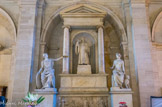 <center></center><center>Palais de Justice. </center>La salle des Pas-Perdus. Elevé en 1826, cette statue représente Malesherbes, le défenseur de Louis XVI. A ses côtés, se trouvent les représentations de la France (une femme assise) et de la Fidélité (qui caresse un chien). La statue de Malesherbes fut commandée à Jacques Edmée Dumont. Les deux autres sont de François Joseph Bosio.