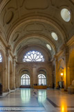 <center></center><center>Palais de Justice. </center>La salle des Pas-Perdus. Elle se compose de deux immenses nefs séparées par un rang d'arcades à plein cintre.