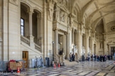 <center></center><center>Palais de Justice. </center>Vestibule de Harlay. A l'extrémité de la galerie Lamoignon se trouve le vestibule de Harlay (œuvre de Duc). Harlay fut maître des requêtes sous Henri IV. Au fond, la statue de Charlemagne. Avec Napoléon 1er elle encadre une immense porte métallique qui donne aujourd’hui accès au « self de Harlay ». Il s’agit de l’œuvre de Philippe Lemaire en 1860.