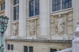 <center></center><center>Palais de Justice. </center>La façade sud néo-gothique.  La protection (de François Jouffroy), la force et l’équité (de Jean-Louis Jaley).